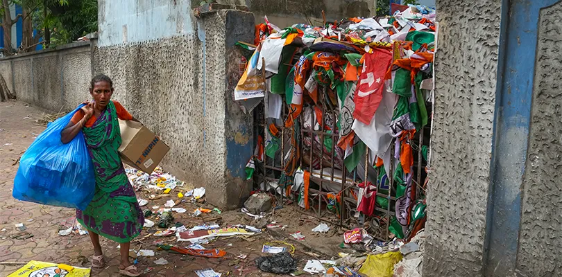 কালবৈশাখী ঝড়ে ছিঁড়েছে ফেস্টুন,  দুর্ঘটনার শঙ্কা, সরব পরিবেশকর্মীরা, সমালোচনার জেরে সাফাই অভিযান শুরু করছে রাজনৈতিক দলের কর্মীরা
