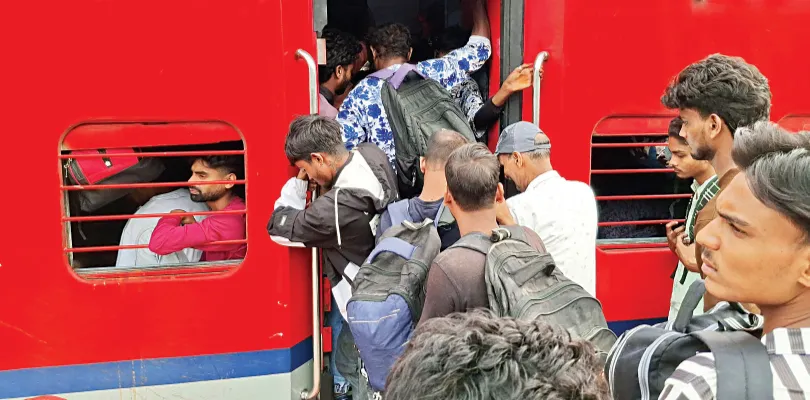 হাজার হাজার পরিযায়ী শ্রমিক ফিরছেন  ভিন রাজ্যে, ট্রেনে পা রাখার জায়গা নেই!