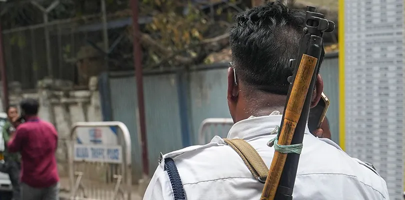 গৃহবধূর মুখে অভিযোগপত্র  ছুড়ে মারল পুলিশ!