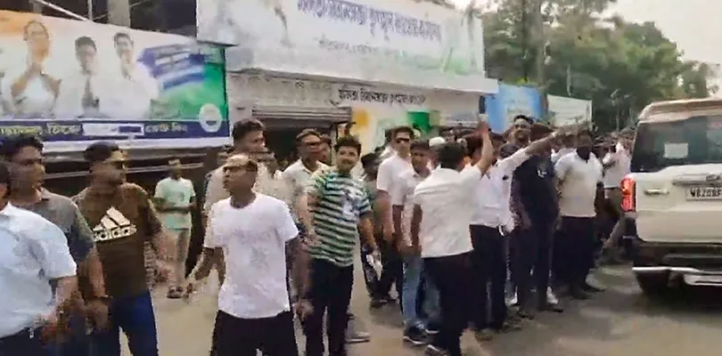 হুমকির পরদিনই জাহাঙ্গিরের মুখোমুখি! প্রবল বিক্ষোভে এলাকা ছাড়লেন কমিশনের ‘সিংঘম’