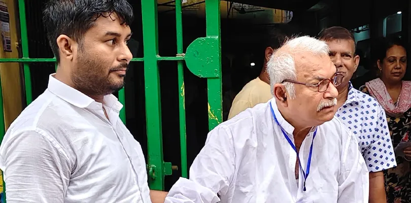 ভোট দিলেন নবদ্বীপ বিধানসভার তৃণমূল প্রার্থী পুণ্ডরীকাক্ষ (নন্দ ) সাহা