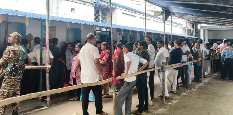কাঁচড়াপাড়া মানাধারি হাই স্কুলে ভোটারদের লম্বা লাইন, ধীর গতিতে ভোট গ্রহণের অভিযোগ