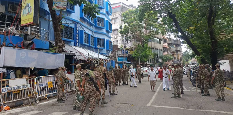 প্রবল উত্তেজনা ভবানীপুরে, বিজেপি প্রার্থীর ‘নির্দেশে’ মারমুখী বাহিনী, জখম একাধিক