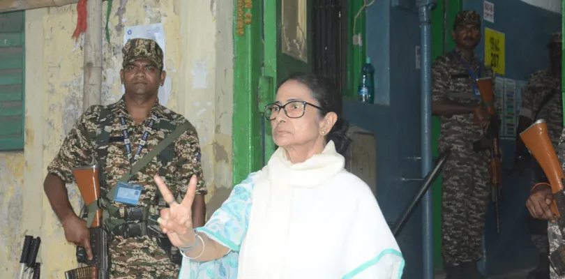 চায়ের দোকান থেকে অফিস! মানুষের এক্সিট পোলে এগিয়ে দিদিই