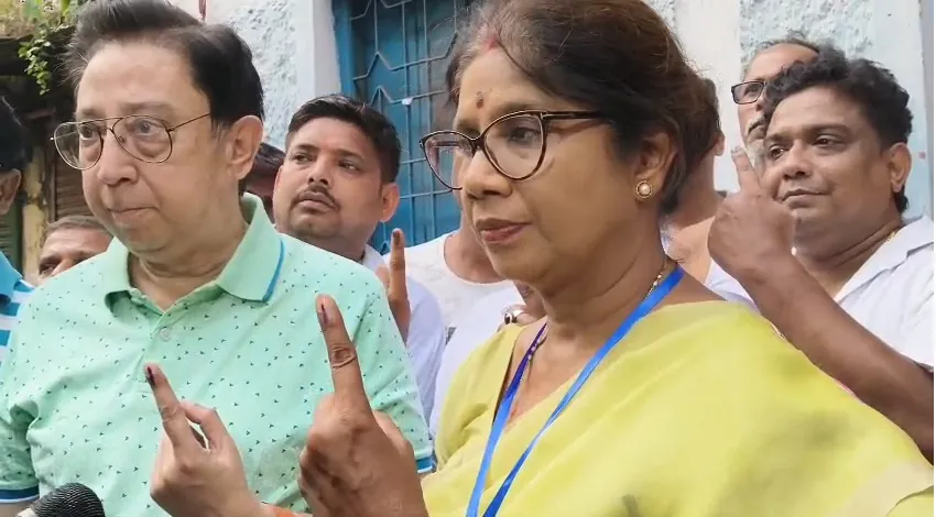 সপরিবারে ভোট দিলেন মন্ত্রী শশী পাঁজা