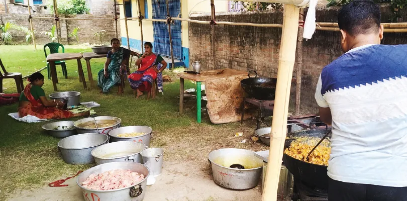 ভোট-উৎসবে ভুরিভোজ, মাছে-ভাতে বাঙালিয়ানার প্রমাণে শামিল সব দল
