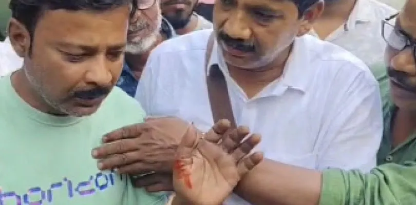 গাইঘাটায় মাকে ভোট দিতে এনে বাহিনীর হাতে নিগৃহীত সেনাকর্মী