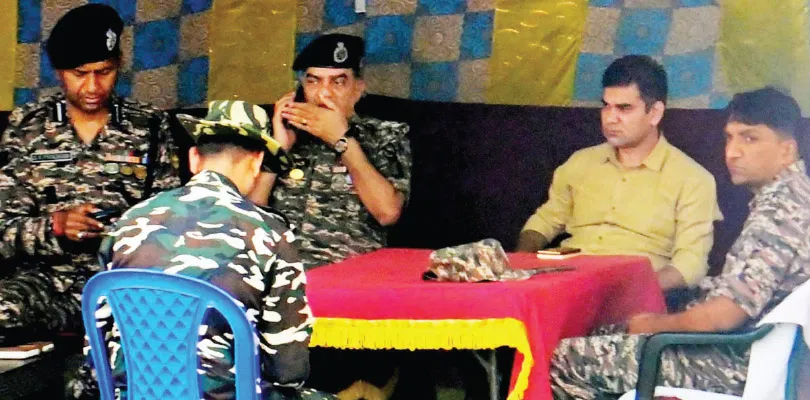 অশান্তি খুঁজতে দিনভর ঘুরে হয়রান পর্যবেক্ষক ও বাহিনী, পার্টি অফিস থেকেই ভোট পরিচালনা জাহাঙ্গিরের