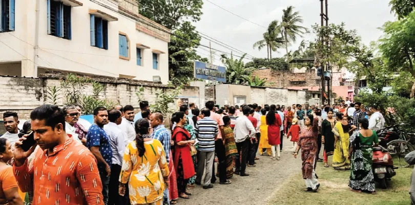 শান্তিতে ভোট মিটলেও কমিশনের অব্যবস্থার শিকার হলেন ভোটাররা