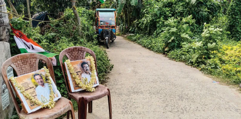 রাস্তায় ছবি রেখে মৃত বাসিন্দাদের প্রতি শ্রদ্ধা রাজনৈতিক কর্মীদের