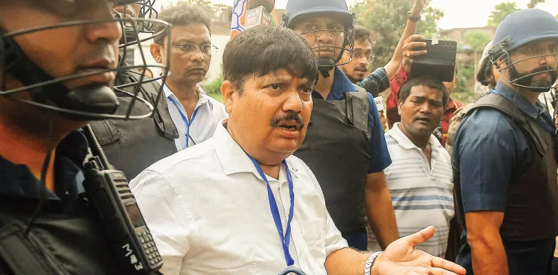 দিনভর উত্তেজনা নোয়াপাড়ায়, বিক্ষোভের মুখে পড়লেন অর্জুন