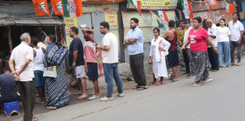 সকাল থেকে খাসির দোকানে লম্বা লাইন, দিনভর চলল ক্রিকেট! ভোটে ‘ছুটি’র মেজাজ শহরতলিজুড়ে