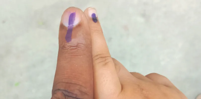 ছোট্ট হাতের আঙুলে কালি,  ‘মা আমিও ভোট দিয়েছি’