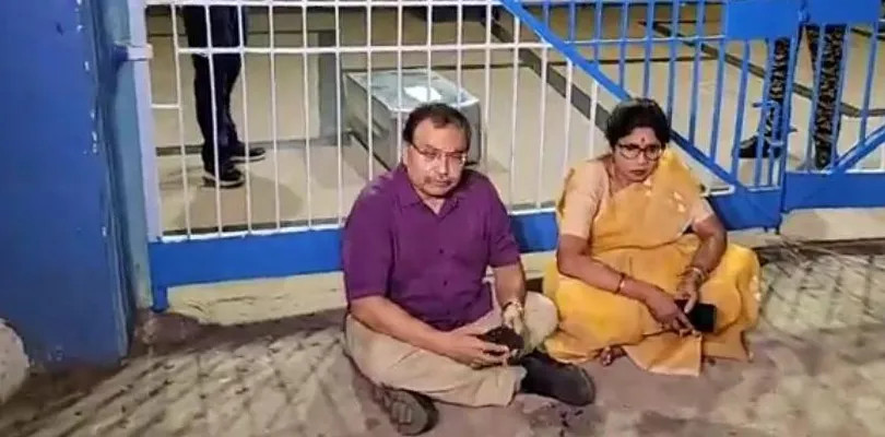 ক্ষুদিরাম অনুশীলন কেন্দ্রে অবস্থানে কুণাল ঘোষ ও শশী পাঁজা, অজ্ঞাতপরিচয় কোনও ব্যক্তি কিছু কাজ করছিলেন বলে অভিযোগ