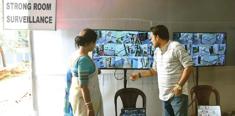 যাদবপুরের রাস্তায় ইভিএম বোঝাই কন্টেনার! স্ট্রংরুমের বাইরে লাইভ ফুটেজে চোখ সব দলের কর্মীদের