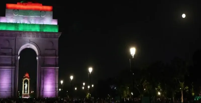 বুদ্ধ পূর্ণিমা উপলক্ষ্যে আলোয় সেজে উঠল দিল্লির ইন্ডিয়া গেট