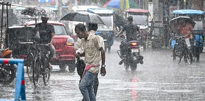 বৃহস্পতিবার কলকাতা সহ দক্ষিণবঙ্গের জেলা গুলিতে ঝড়-বৃষ্টির কমলা সতর্কতা জারি করল আবহাওয়া দপ্তর