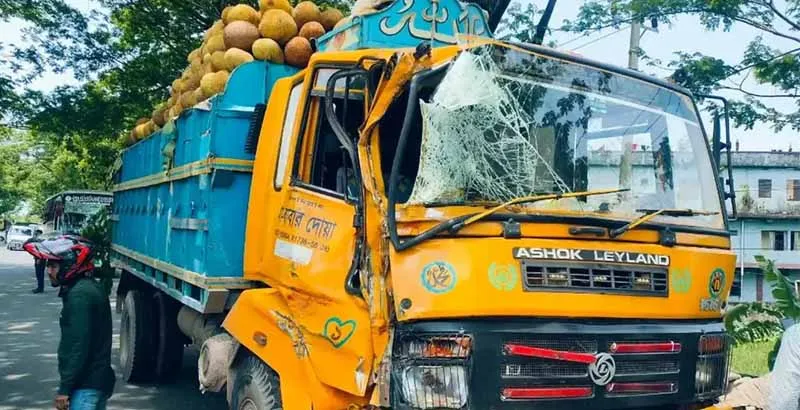 পিকআপ ভ্যানে ধাক্কা মারল ট্রাক, মৃত্যু ৮ জনের, জখম একাধিক