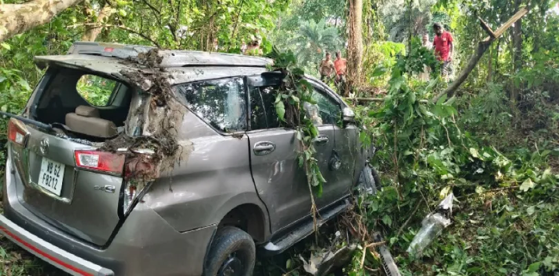 অবজার্ভারের গাড়ির ধাক্কায় মৃত্যু বৃদ্ধের, দুমড়ে-মুচড়ে গেল টোটো, উত্তেজনা