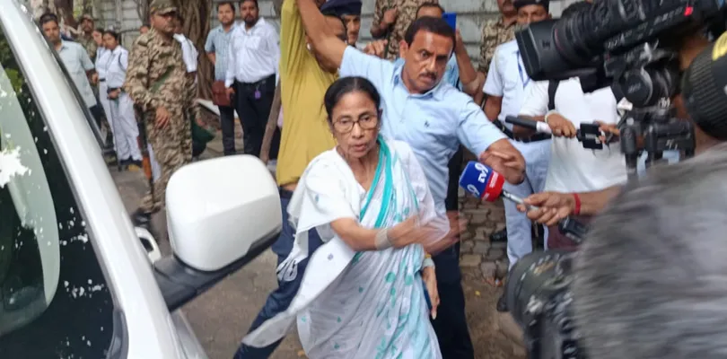 সাখাওয়াত মেমোরিয়ালের গণনা কেন্দ্রে পৌঁছলেন মমতা বন্দ্যোপাধ্যায়