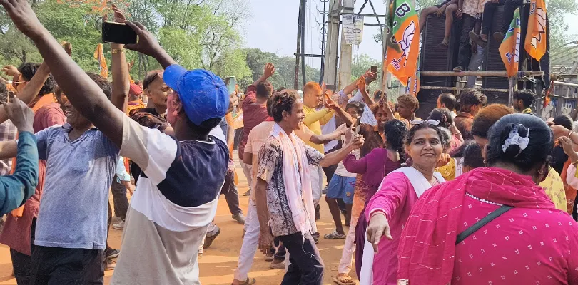 দুর্গাপুর সরকারি মহাবিদ্যালয়ের বাইরে ডিজে বাজিয়ে উচ্ছ্বাস বিজেপি কর্মীদের