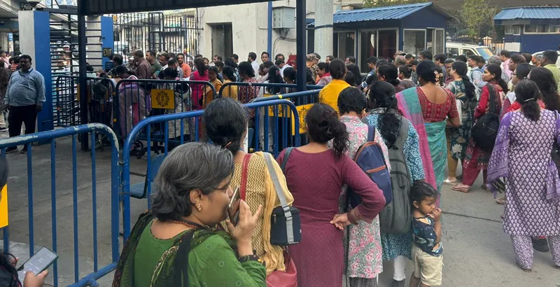 নবান্ন থেকে কর্মচারীদের বের হওয়ার লম্বা লাইন, ব্যাগ চেক করে সকলকে বেরোতে দেওয়া হচ্ছে