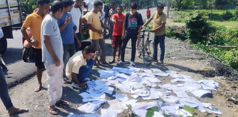 বাতাসিতে রাস্তার ধারে পড়ে বহু জমির দলিল-খতিয়ান, চাঞ্চল্য