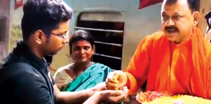 হাওড়ায় সেলিব্রেশন, স্টেশনে ঝালমুড়ি-কমলাভোগ বিতরণ