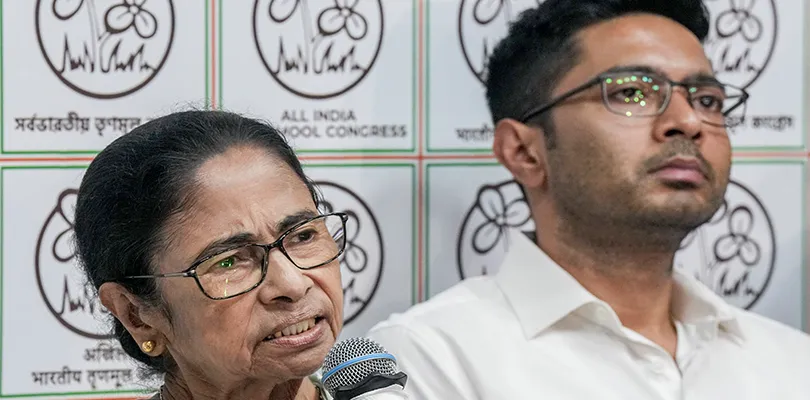 পদ ছাড়বেন না মমতা, সাংবিধানিক সংকট রাজ্যে