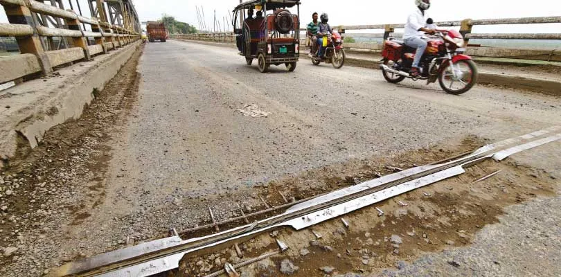 তিলপাড়া ব‌্যারেজের অস্থায়ী কজওয়েতে টোল আদায়ের নামে কোটি কোটি টাকা লুট, আজ থেকে সংস্কার শুরু বন্ধ থাকবে যান চলাচল