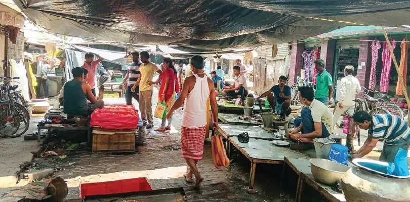 বাদুড়িয়ার মাছ বাজার সংস্কারের দাবি জানাচ্ছেন এলাকার মানুষ