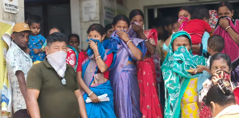 মৃতদেহের দুর্গন্ধে অতিষ্ঠ রোগীরা, হাসপাতালে দেহ রাখার আলাদা ঘর নেই সাফাই ব্লক স্বাস্থ্য আধিকারিকের!