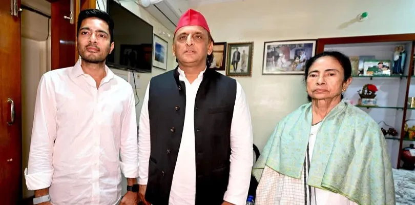 সপা নেতা অখিলেশ যাদব মমতা বন্দ্যোপাধ্যায়ের সঙ্গে দেখা করতে কালীঘাটে পৌঁছলেন
