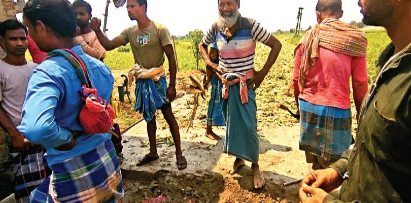 বড়ঞায় নিম্নমানের সামগ্রী দিয়ে রাস্তা তৈরি, প্রতিবাদে কাজ বন্ধ