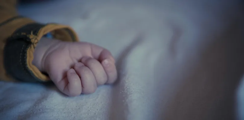 পায়ে ইট বেধে ভাগীরথীর জলে সদ্যোজাতকে ফেলে চম্পট, হাড়হীম করা ঘটনা