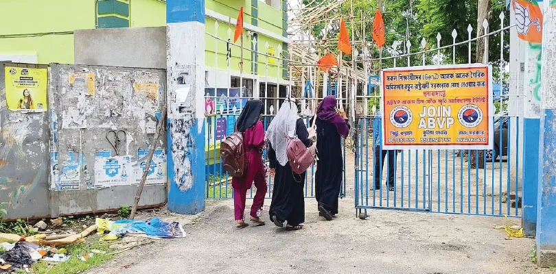 বোরখা ফতোয়া ঘিরে চাঞ্চল্য ডোমজুড়ের কলেজে, থানায় গিয়ে ক্ষমা চাইল অভিযুক্ত, নিন্দা এবিভিপির