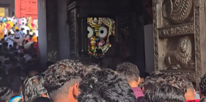 ভোগ আরতি উপলক্ষ্যে পুরীর জগন্নাথ মন্দিরে ভক্তদের ভিড়