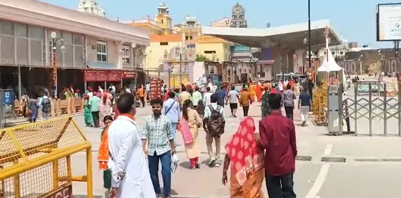 অযোধ্যার রাম মন্দিরে দর্শনার্থীদের ব্যাপক ভিড়
