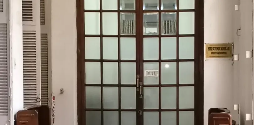 বিধানসভায় বসল নতুন মুখ্যমন্ত্রীর নামের ফলক