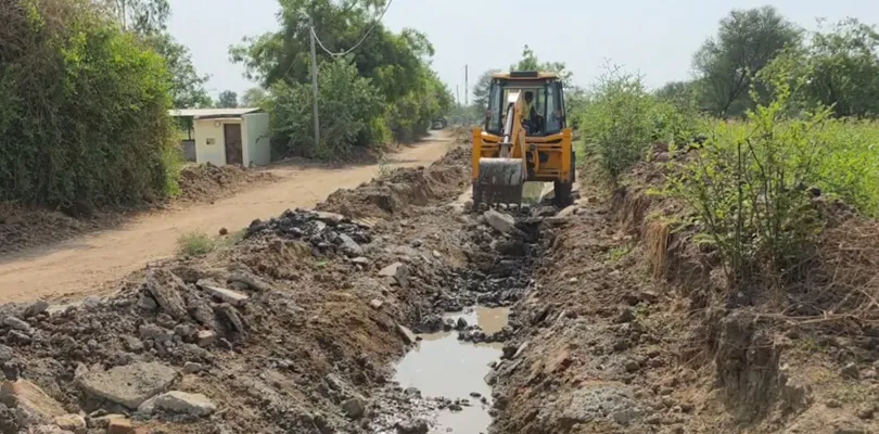 হাতুড়ির ঘায়ে ভাঙল ২ কোটির ক্যানাল
