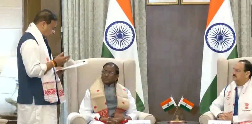 অসমের রাজ্যপাল লক্ষ্মণ প্রসাদ আচার্যের কাছে সরকার গঠনের দাবি জানালেন হিমন্ত বিশ্ব শর্মা
