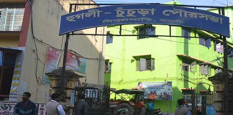 অবসরকালীন ভাতা না মেলায় চুঁচুড়া পুরসভায় বিক্ষোভ