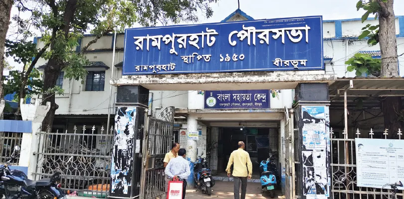 কাজ না করেই বেতন পুর কর্মীদের একাংশের, ১৫ দিনে একবার অফিসে এসে সই  আড্ডা দিয়ে বাড়ি