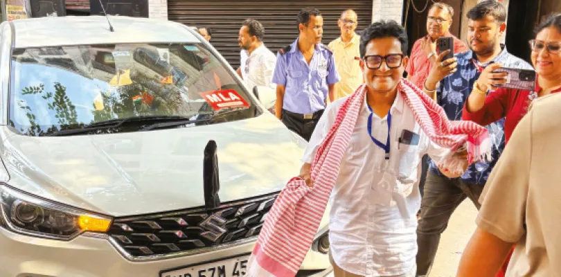 পাঁচ বছর পর আলিমুদ্দিনে সিপিএমের একমাত্র বিধায়ক, আলিঙ্গন বিমান বসুর