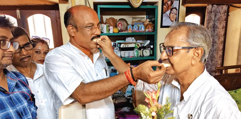 আশিস বন্দ্যোপাধ্যায়ের পা ছুঁয়ে প্রণাম ধ্রুবর, চাইলেন সহযোগিতা