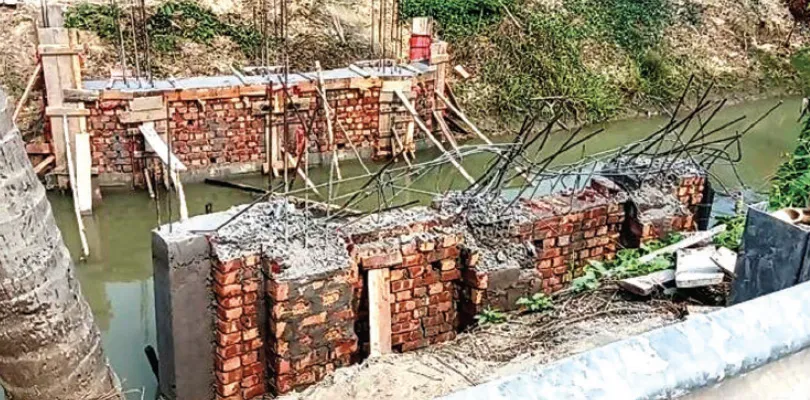 শ্যামপুরে খালের উপর বেআইনি নির্মাণ ভাঙল পুলিশ