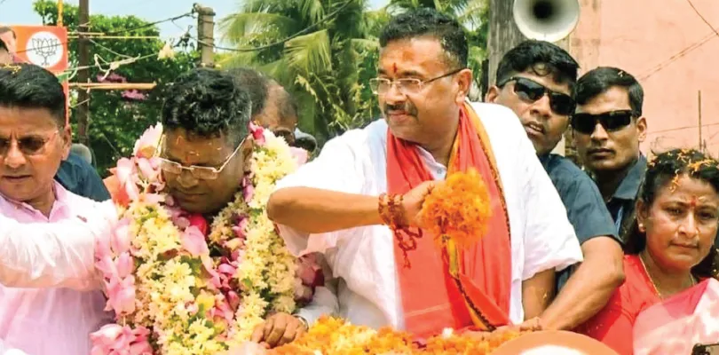 মুখ্যমন্ত্রী শুভেন্দুর রোড শো ফলতায়  পথে নেমে স্বাগত জানালেন স্থানীয় বাসিন্দারা