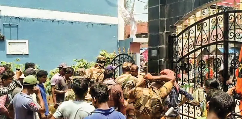 বেতন বৃদ্ধি ও স্থায়ীকরণের দাবিতে ঘাটালে পুরসভার গেটে তালা দিলেন অস্থায়ী কর্মীরা