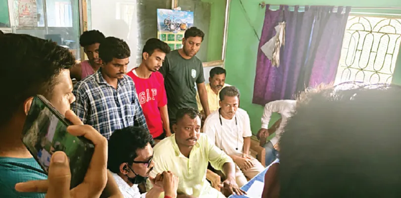 বড়ঞায় ঝড়ের পর টানা ৪ দিন ধরে বিদ্যুৎ পরিষেবা অনিয়মিত, বিক্ষোভ
