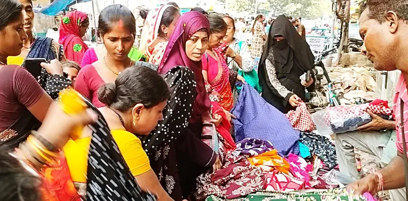 রাস্তা ছেড়ে ফুটপাতেই বসল মঙ্গলাহাট  প্রশাসনের দৃষ্টিভঙ্গিতে স্বস্তিতে ব্যবসায়ীরা
